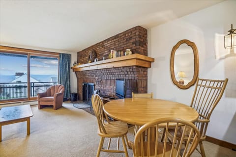 Ski on ski off, beautiful views, 2 bedroom condo with access to indoor pool, Sunrise C5 Maison in Mendon