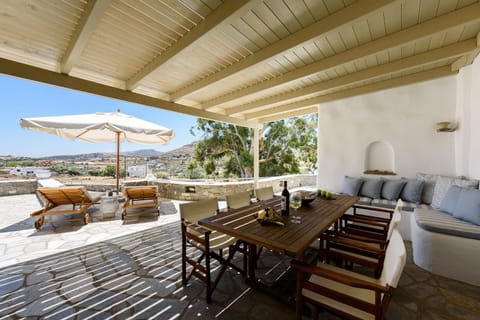 View (from property/room), Balcony/Terrace, Dining area, Mountain view