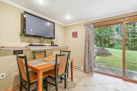 Cozy one bedroom Edgemont A1 condo on the shuttle route & ski back trail House in Mendon