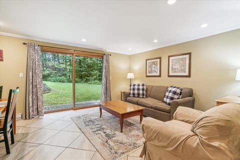 Cozy one bedroom Edgemont A1 condo on the shuttle route & ski back trail House in Mendon