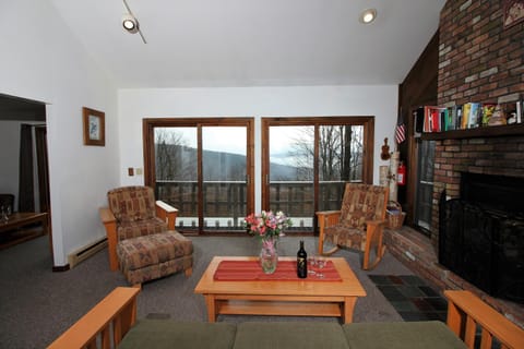 Three bedroom with Beautiful View & Short Walk to the Home Stretch Trail! Frosty House in Killington
