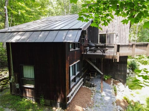 Perfect secluded 3 bedroom cozy getaway home Hawk Landing Maison in Pittsfield