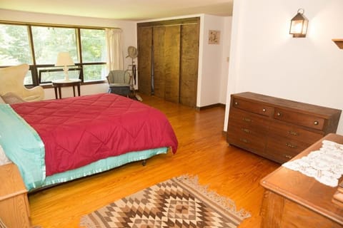 Perfect secluded 3 bedroom cozy getaway home Hawk Landing Haus in Pittsfield