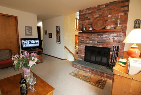Spacious 1 bedroom with loft Northside located across from Pico Mountain! House in Mendon