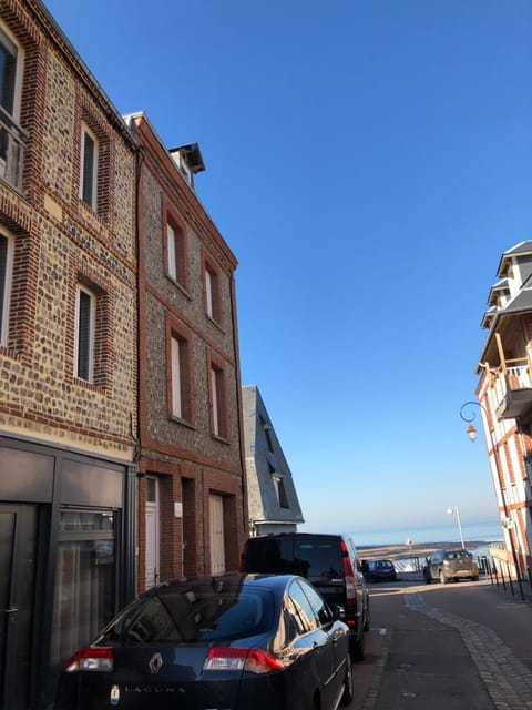 Sea view, Street view