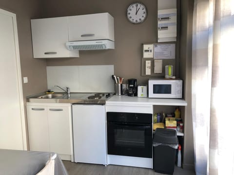 Coffee/tea facilities, Kitchen or kitchenette, Dining area