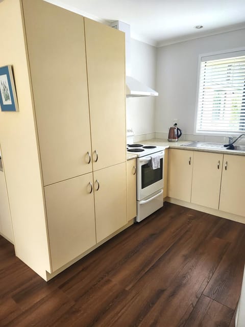 Kitchen or kitchenette, pet friendly, stove