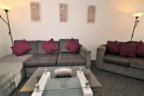 Signature - Atholl House Glasgow Airport Apartment in Scotland