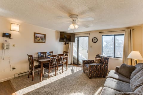 Stroll to Slopes, Village Area, Ski in-out MtLodge 329 Maison in Snowshoe