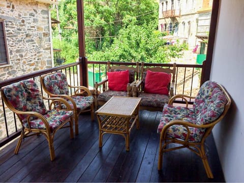 Balcony/Terrace, Mountain view, Street view