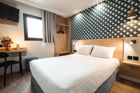 Bed, TV and multimedia, Photo of the whole room, Bedroom