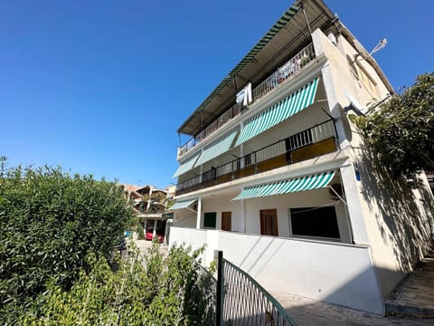 Apartments Kaza - 50m from the beach with parking Wohnung in Okrug Gornji