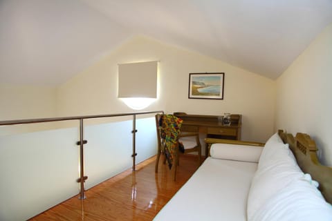 Bed, Photo of the whole room, Seating area