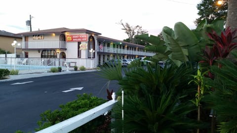 Maple Leaf Inn & Suites Motel in Kissimmee
