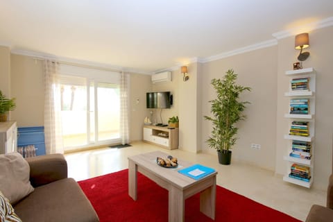 TV and multimedia, Living room, Seating area, air conditioner