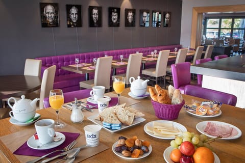 Restaurant/places to eat, Lounge or bar, Continental breakfast, Buffet breakfast