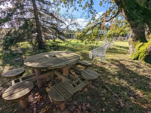 Spring, Day, Natural landscape, Garden, Dining area, Garden view