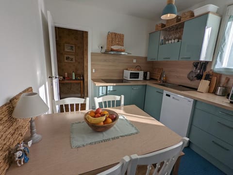 Kitchen or kitchenette, Food and drinks, Dining area, Food, dishwasher, minibar, pet friendly, stove, toaster