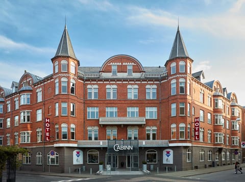 Facade/entrance, Day, Location, Parking