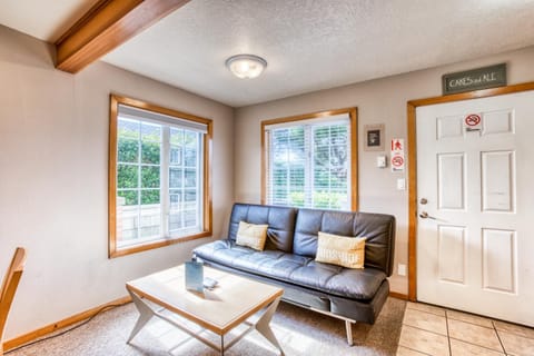 Beaches Inn | Sandpiper Pier Cottage Apartment in Cannon Beach