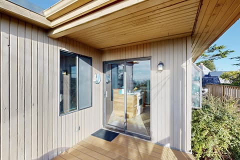 Hill Villa House in Newport