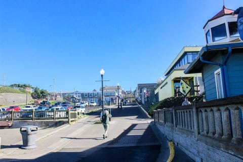 Beach Retreat -- Lower Retreat House in Newport