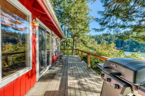Rustic Retreat on Mercer Lake House in Oregon