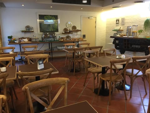 Restaurant/places to eat, Seating area