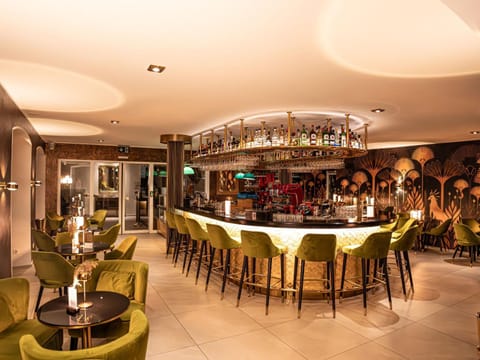 Restaurant/places to eat, Lounge or bar, Food and drinks, Dining area, Drinks, Alcoholic drinks, Non alcoholic drinks