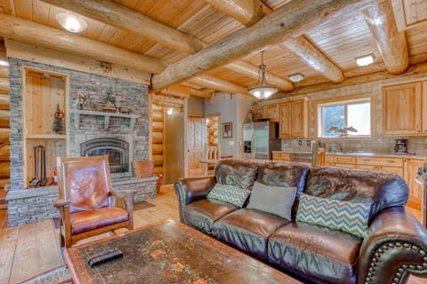 Skiing Bear Chalet House in Clackamas County