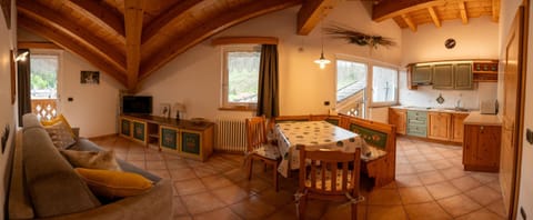 Kitchen or kitchenette, Seating area