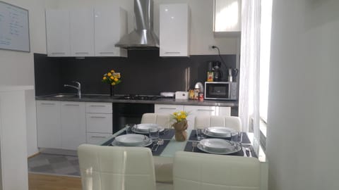 Kitchen or kitchenette, Seating area, Dining area