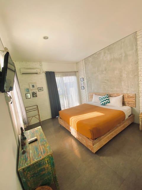Photo of the whole room, air conditioner