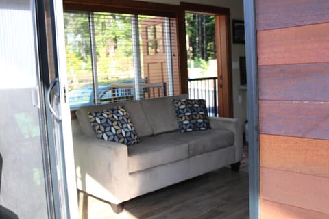 Tilby's Rainbow Cottage Chalet in Cowichan Valley