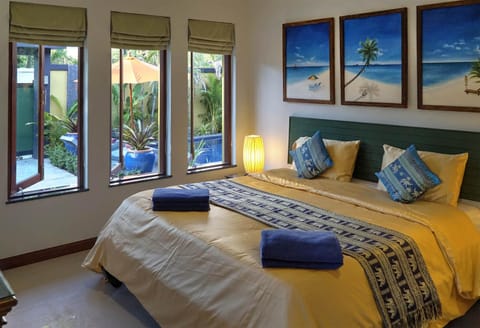 Bed, Day, TV and multimedia, Bedroom, Pool view, towels, air conditioner