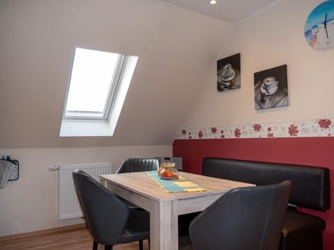 Seating area, Dining area