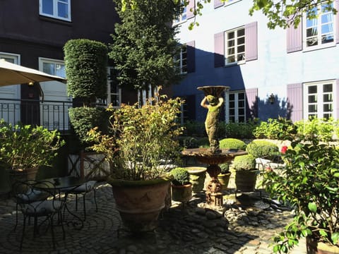 Patio, Day, Garden, Decorative detail