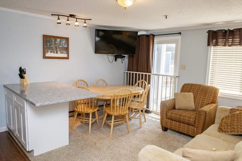 Stroll to Slopes, Village Area, Ski in-out MtLodge 151 Apartment in Snowshoe