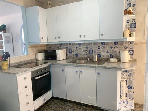 Kitchen or kitchenette, oven, pet friendly, stove