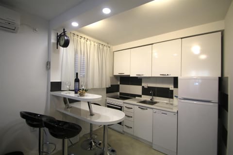 Coffee/tea facilities, Kitchen or kitchenette, Decorative detail, Seating area, Dining area, Communal kitchen, On site