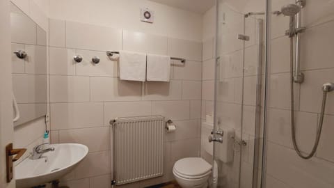 Shower, Toilet, Bathroom, towels