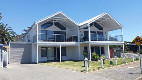 Port Elliot Beachcomber on Horseshoe Bay linen included spotless Maison in Port Elliot