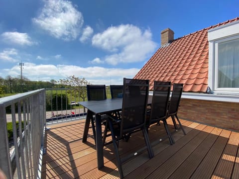 View (from property/room), Balcony/Terrace, Garden view, Street view, Quiet street view