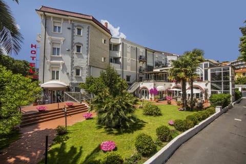 Hotel Riviera 3 Stelle con piscina estiva e campo tennis gratuiti e garage a pagamento Hotel in Spotorno