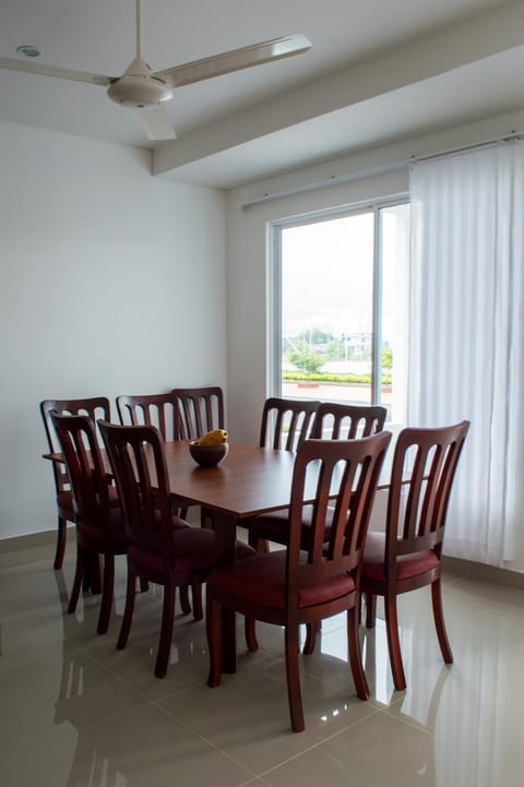 Coffee/tea facilities, Decorative detail, Dining area, On site