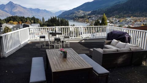 Lakeview with amazing Rooftop with 10mins walk to town镇上湖景三室套房 Maison in Queenstown