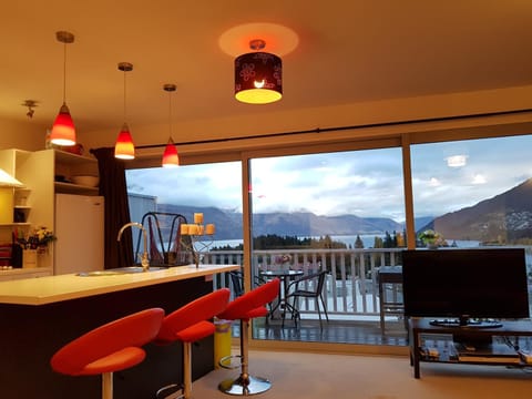 Lakeview with amazing Rooftop with 10mins walk to town镇上湖景三室套房 House in Queenstown