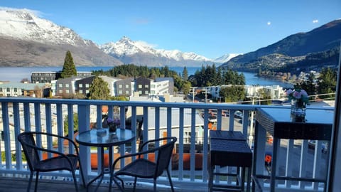 Lakeview with amazing Rooftop with 10mins walk to town镇上湖景三室套房 Casa in Queenstown
