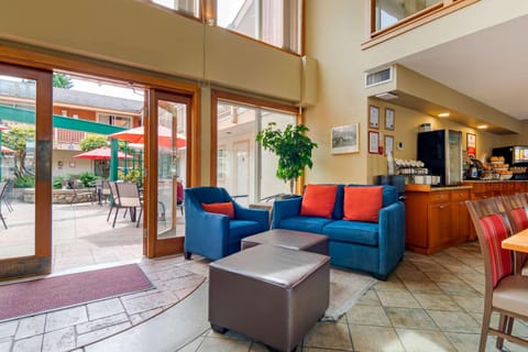 Econo Lodge Inn & Suites - North Vancouver Hotel in West Vancouver