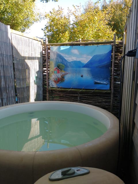 Hot Tub, Swimming pool